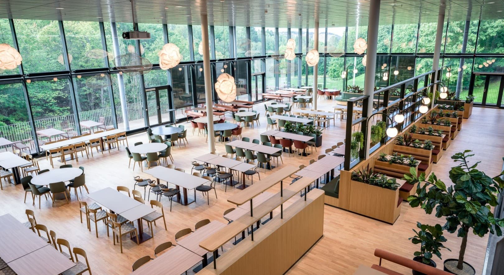 Lys og innbydende personalrestaurant med dekkede bord